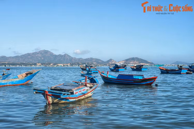 Các vịnh biển nổi tiếng khác của Khánh Hòa là vịnh Vân Phong, vịnh Cam Ranh và vịnh Nha Phu. Các khu nghỉ dưỡng lớn đã và đang hình thành bên các bờ vịnh này để phục vụ nhu cầu ngày càng tăng từ du khách quốc tế. Ảnh: Khung cảnh ở vịnh Cam Ranh.