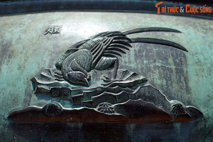 Cao đỉnh, chiếc đỉnh đầu tiên trong bộ Cửu Đỉnh nhà Nguyễn khắc hình tượng “Trĩ”, nghĩa là chim trĩ. Đây là các loài chim rừng có họ hàng gần với gà, sở hữu bộ lông mang màu sắc rất đẹp.