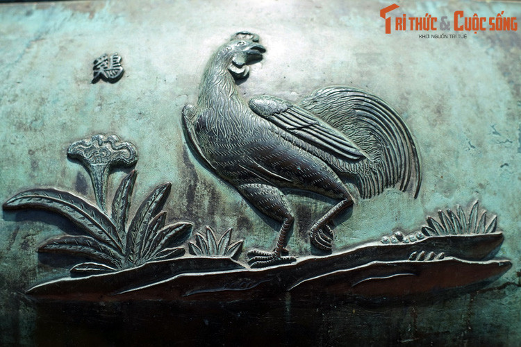 Chương đỉnh, chiếc đỉnh thứ ba của Cửu Đỉnh khắc hình tượng “Kê”, nghĩa là con gà. Được thuần hóa từ loài gà rừng từ hàng ngàn năm trước, gà đã trở thành loài gia cầm gắn liền với các làng quê Việt Nam.