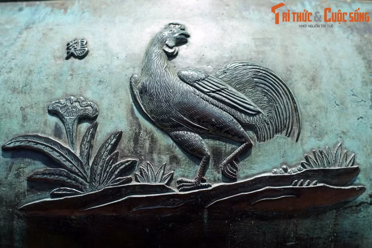 Chương đỉnh, chiếc đỉnh thứ ba của Cửu Đỉnh khắc hình tượng “Kê”, nghĩa là con gà. Được thuần hóa từ loài gà rừng từ hàng ngàn năm trước, gà đã trở thành loài gia cầm gắn liền với các làng quê Việt Nam.