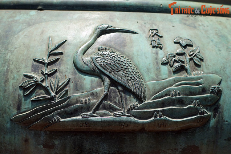 Anh đỉnh, chiếc đỉnh thứ tư trong Cửu Đỉnh khắc hình “Khôi hạc”, nghĩa là chim hạc. Trong quan niệm của người xưa, hạc một loài chim tượng trưng cho tính cách của người quân tử. Đây cũng là hình tượng xuất hiện phổ biến trong nghệ thuật truyền thống Á Đông.