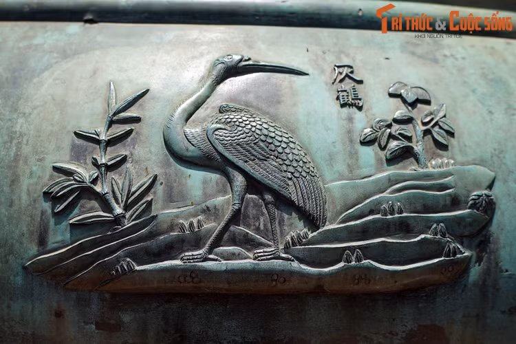 Anh đỉnh, chiếc đỉnh thứ tư trong Cửu Đỉnh khắc hình “Khôi hạc”, nghĩa là chim hạc. Trong quan niệm của người xưa, hạc một loài chim tượng trưng cho tính cách của người quân tử. Đây cũng là hình tượng xuất hiện phổ biến trong nghệ thuật truyền thống Á Đông.