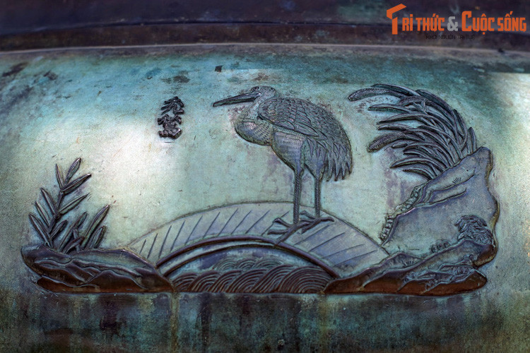 Huyền đỉnh, chiếc đỉnh cuối cùng trong Cửu Đỉnh khắc hình tượng “Thốc thu”, nghĩa là chim phù lão hay chim già đẫy. Đây là một loài chim thuộc họ Hạc, có ngoại hình lạ mắt với cái đầu trọc lơ thơ tóc bạc như lão nông. Chúng là loài chim điển hình ở các vùng đất ngập nước Nam Bộ.