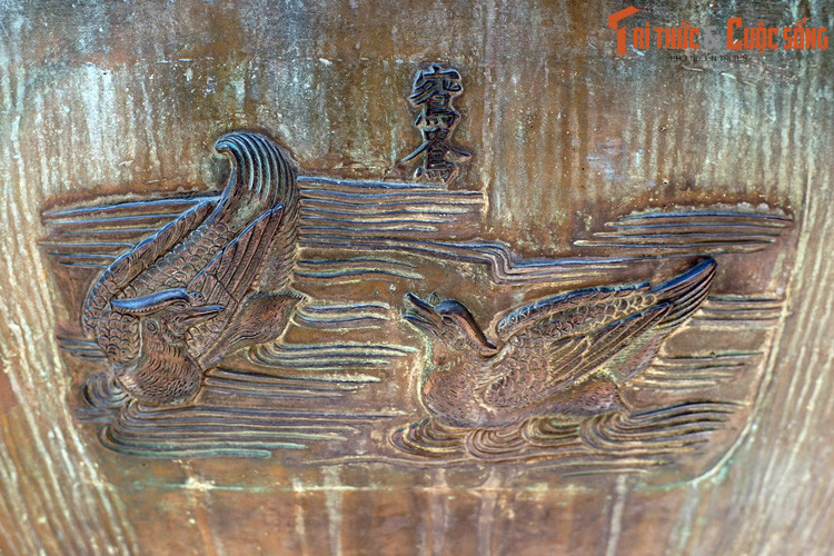 Nghị đỉnh, chiếc đỉnh thứ 5 trong Cửu Đỉnh khắc hình “Uyên ương” là chim uyên ương. Đây là loài chim nước thuộc họ Vịt nổi tiếng với bộ lông muôn màu. Chim uyên ương cũng được coi là biểu tượng cho sự thủy chung do tập tính kết đôi đến trọn đời của chúng.