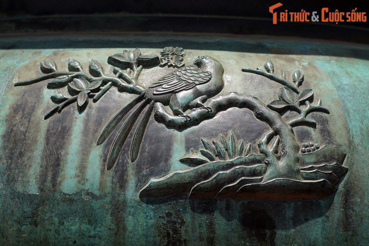 Dụ đỉnh, chiếc đỉnh thứ 8 trong Cửu Đỉnh khắc hình tượng “Anh vũ”, nghĩa là chim vẹt. Vẹt là loài chim có màu sắc đa dạng, tính cách thú vị và cũng rất giỏi nhại tiếng người.