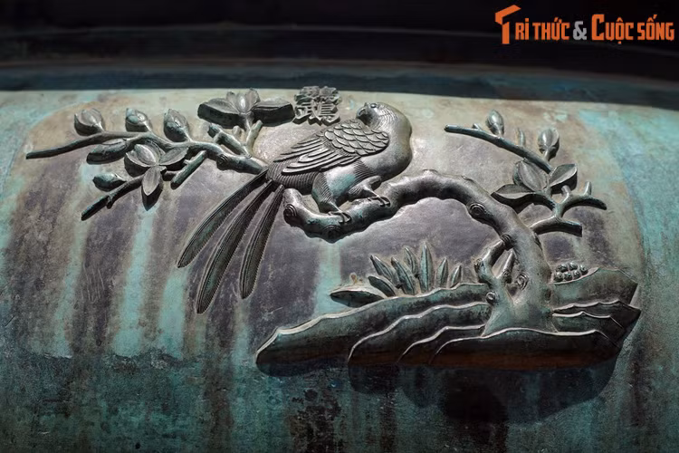 Dụ đỉnh, chiếc đỉnh thứ 8 trong Cửu Đỉnh khắc hình tượng “Anh vũ”, nghĩa là chim vẹt. Vẹt là loài chim có màu sắc đa dạng, tính cách thú vị và cũng rất giỏi nhại tiếng người.