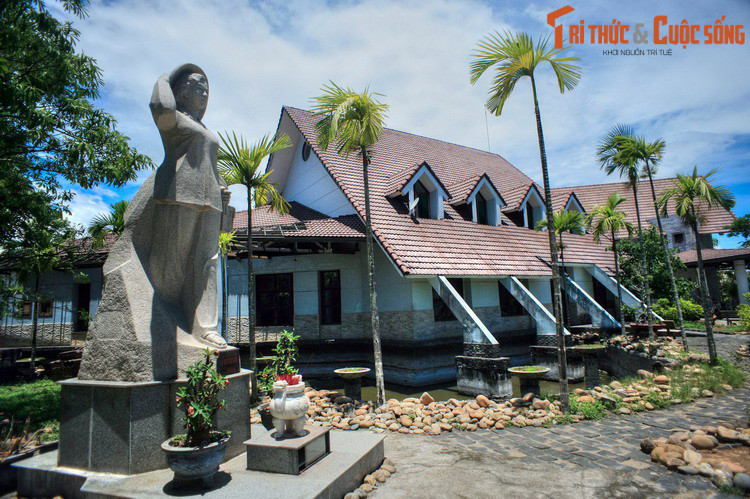 Vì vậy, cách lý giải hợp lý hơn là từ “Nghĩa” đã chuyển thành “Ngãi” do sự biến âm từ các phương ngữ Nam Trung Bộ. Theo đó, chữ “Nghĩa” ở nhiều nơi thuộc vùng này đọc thành “Ngữa”, rồi “Ngỡ”, sau biến thành “Ngỡi”... Ảnh: Bệnh xá Đặng Thùy Trâm ở Quảng Ngãi.