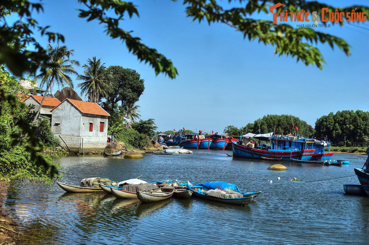 Năm 1832, từ những vùng đất thuộc phủ Quảng Nghĩa, tỉnh Quảng Ngãi chính thức được thành lập. Vì sao tên gọi Quảng Nghĩa chuyển thành Quảng Ngãi, sử sách không ghi rõ. Xung quanh vấn đề này có nhiều quan điểm khác nhau. Ảnh: Cổ Lũy cô thôn, một thôn xóm cổ ở Quảng Ngãi.