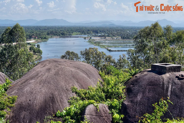 Trong tên gọi Quảng Nghĩa, chữ “Quảng” nghĩa là “rộng lớn”, còn Nghĩa “nghĩa khí”. “Quảng Nghĩa” có thể được hiểu là một miền đất tràn đầy nghĩa khí. Ảnh: Quang cảnh trên núi Phú Thọ, một danh thắng của Quảng Ngãi.