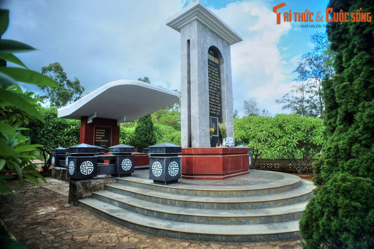 Dù sự thật như thế nào thì tinh thần "Quảng Nghĩa” vẫn luôn được người Quảng Ngãi duy trì qua các thời kỳ lịch sử. Nhiều gương mặt lỗi lạc của nước Việt có sự nghiệp gắn với mảnh đất này. Ảnh: Mộ nhà yêu nước Huỳnh Thúc Kháng trên núi Thiên Ấn, Quảng Ngãi.