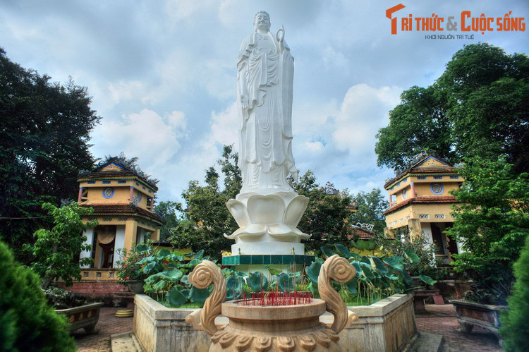 Đầu tiên, việc đổi từ “Nghĩa” thành “Ngãi” có thể là do kiêng huý liên quan đến triều Nguyễn. Tuy nhiên, đọc lại sử sách không thấy có nhân vật nào của hoàng tộc Nguyễn mang tên Nghĩa ở giai đoạn này. Ảnh: Chùa Thiên Ấn ở Quảng Ngãi.