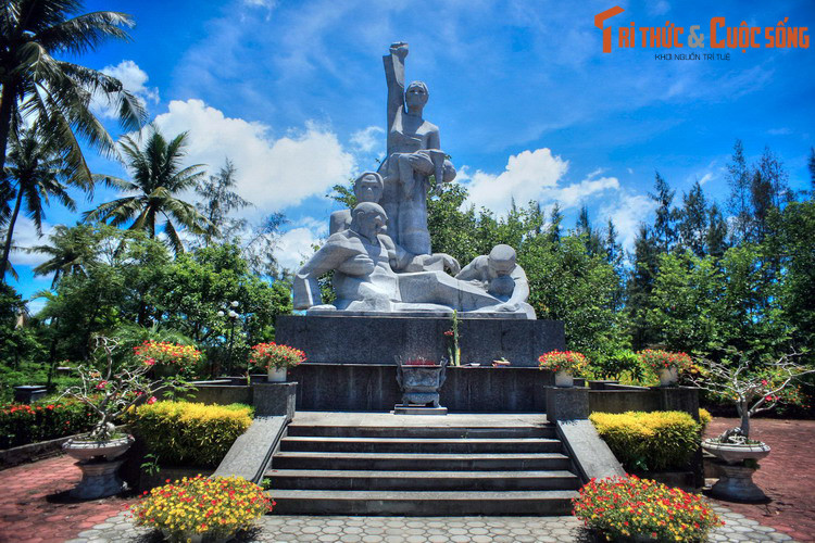 Phát huy sức mạnh của miền đất “tràn đầy nghĩa khí”, ngày nay tỉnh Quảng Ngãi có vai trò quan trọng trong phát triển kinh tế miền Trung. Trên bản đồ du lịch, khu chứng tích Sơn Mỹ và đảo Lý Sơn là những địa điểm nổi bật, thu hút đông đảo du khách trong và ngoài nước ở nơi đây. Ảnh: Khu chứng tích Sơn Mỹ.