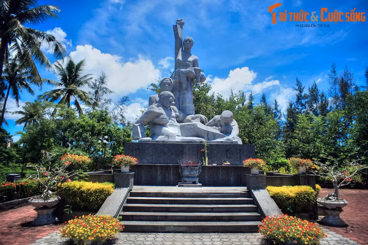 Phát huy sức mạnh của miền đất “tràn đầy nghĩa khí”, ngày nay tỉnh Quảng Ngãi có vai trò quan trọng trong phát triển kinh tế miền Trung. Trên bản đồ du lịch, khu chứng tích Sơn Mỹ và đảo Lý Sơn là những địa điểm nổi bật, thu hút đông đảo du khách trong và ngoài nước ở nơi đây. Ảnh: Khu chứng tích Sơn Mỹ.