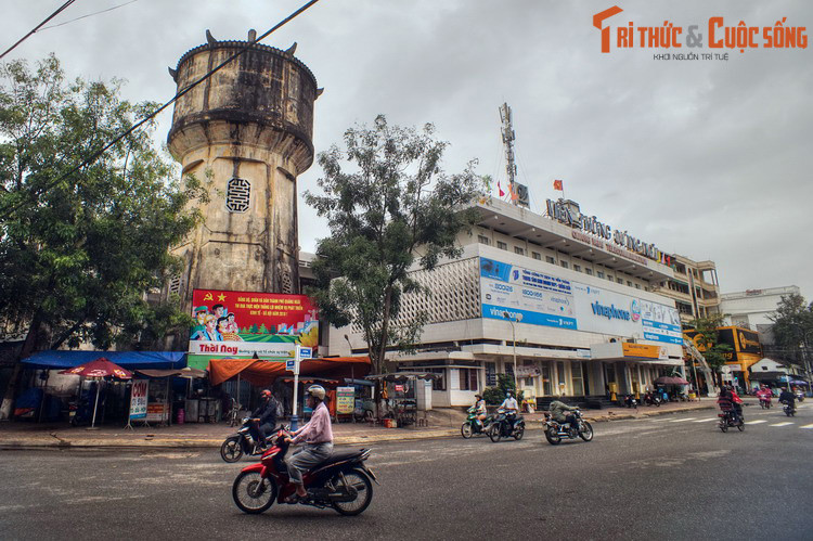Người dân đọc “Ngỡi” mà không biết phải viết như thế nào vì trong từ vựng Hán – Việt không có từ “Ngỡi”, cuối cùng ký âm ra thành “Ngãi”. Từ đó có tên gọi địa danh Quảng Ngãi như ngày nay. Ảnh: Tháp nước cổ ở thành phố Quảng Ngãi.