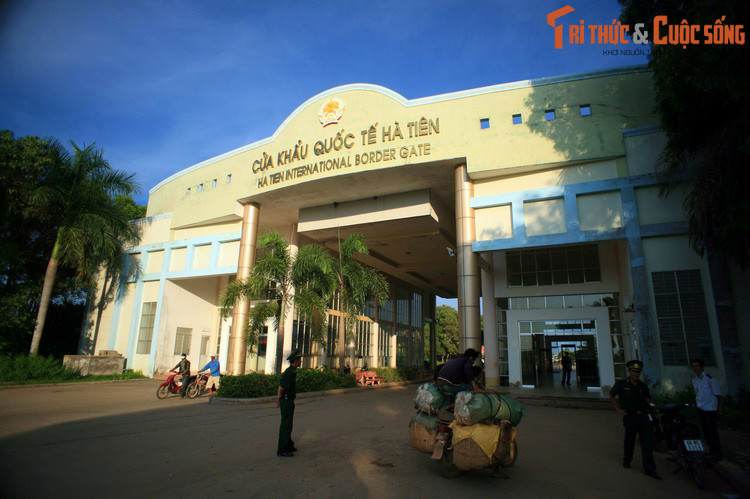Ngày nay, Hà Tiên là một địa danh du lịch thu hút rất đông khách du lịch gần xa. Ngoài sự hấp dẫn của các thắng cảnh và di tích lịch sử, thành phố này còn có lợi thế phát triển du lịch nhờ vị trí gần đảo Phú Quốc và có cửa khẩu quốc tế với nước bạn Campuchia. Ảnh: Cửa khẩu quốc tế Hà Tiên.