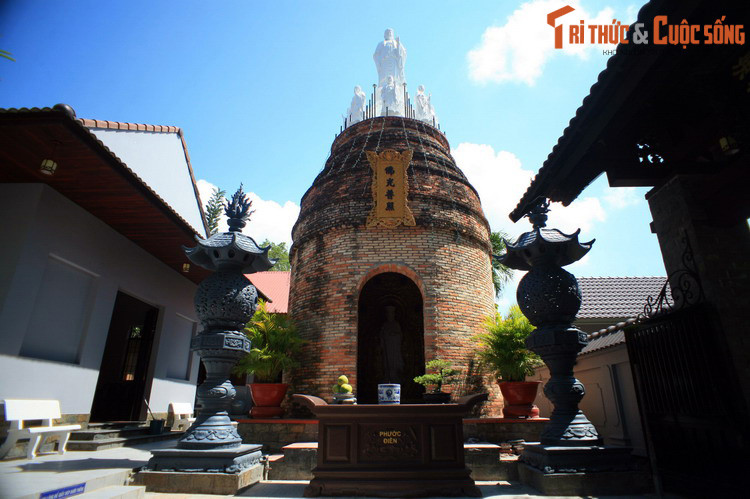 Khi xưa, người Khmer gọi sông này là Tà Ten (hay Prêk Ten) trong đó “Tà” và “Ten” đều có nghĩa là sông. Về sau chữ “Tà” được đọc thành “Hà” và chữ “Ten” được đọc thành “Tiên”, tạo nên tên gọi Hà Tiên như hiện tại. Ảnh: Chùa Lò Gạch ở Hà Tiên.