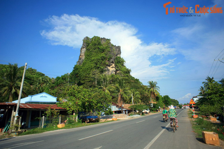 Theo một cách giải thích khác được giới sử học đưa ra, tên gọi Hà Tiên bắt nguồn từ “Tà Ten”, một ấp cư dân cổ hình thành ở vị trí ngày nay là vùng Đông Bắc thành phố Hà Tiên, tức tả ngạn sông Giang Thành. Ảnh: Quang cảnh khu vực Thạch Động Hà Tiên.