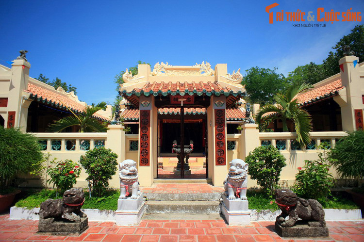 Cách lý giải đầu tiên dựa trên bối cảnh Hà Tiên thuở sơ khai, khi nơi đây là một vùng đất hoang sơ, không người sinh sống. Mạc Cửu và những người đầu tiên đặt chân đến đây đã phải đối diện với nhiều hiểm nguy, như thú dữ, dịch bệnh... Ảnh: Đền thờ họ Mạc ở Hà Tiên.