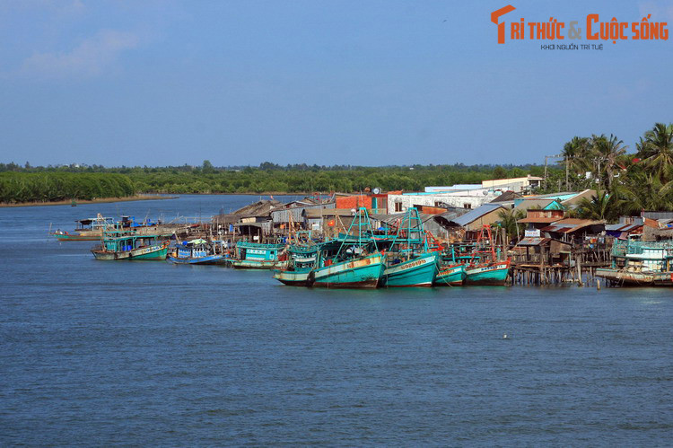 Trong bối cảnh rừng thiêng nước độc, người ra đồn đại về việc nhìn thấy chư vị thần tiên bay qua lượn lại trên sông, từ đó hình thành tên gọi Hà Tiên, nghĩa là dòng sông có thần tiên. Tuy nhiên, cách giải thích này không có cơ xác thực trên phương diện sử học. Ảnh: Sông nước Hà Tiên.