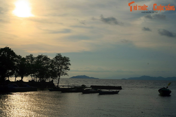 Xét việc vùng đất này từng chịu ảnh hưởng của vương quốc Khmer trong suốt nhiều thế kỷ thì cách giải thích thứ hai khá hợp lý. Vì vậy mà nhiều nhà nghiên cứu đồng tình với quan điểm này. Ảnh: Biển Mũi Nai, Hà Tiên.