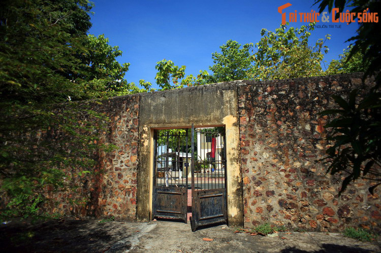 Trải qua những biến động về địa giới hành chính qua từng thời kỳ, Hà Tiên từng là tên gọi một tỉnh từ thời Pháp thuộc cho đến năm 1975, sau đó trở thành tên gọi của huyện, thị xã và bây giờ là thành phố Hà Tiên. Ảnh: Di tích lịch sử Nhà tù Hà Tiên.