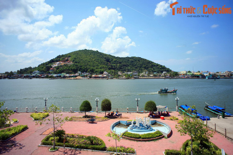 Nằm ở phía tây bắc tỉnh Kiên Giang, thành phố Hà Tiên được nhiều người biết đến với các cảnh đẹp cùng những nét văn hóa độc đáo. Xung quanh tên gọi Hà Tiên có nhiều cách lý giải khác nhau, phản ánh lịch sử hình thành vùng đất này. Ảnh: một góc thành phố Hà Tiên.