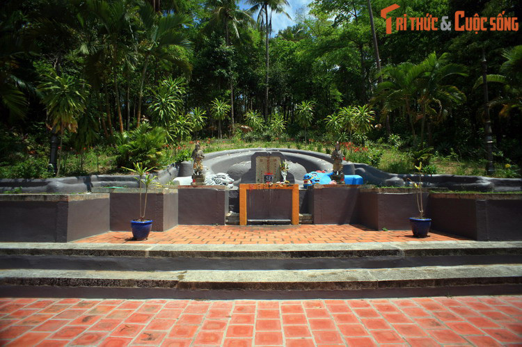 Trong dòng sử Việt, tên gọi Hà Tiên bắt đầu xuất hiện từ thời chúa Nguyễn, khi miền đất Hà Tiên được Mạc Cửu – một thương gia người Hoa thần phục họ Nguyễn – khai phá và cai quản. Năm 1810, vua Gia Long cho lập phủ An Biên trấn Hà Tiên. Ảnh: Mộ Mạc Cửu ở Hà Tiên.