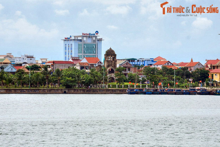 Là thủ phủ của tỉnh Quảng Bình, miền đất nổi tiếng với Di sản thiên nhiên thế giới Phong Nha – Kẻ Bàng, thành phố Đồng Hới còn được biết đến bằng một cái tên rất lãng mạn: Thành phố Hoa Hồng. Ảnh: Một góc thành phố Đồng Hới nhìn từ bờ Đông sông Nhật Lệ.