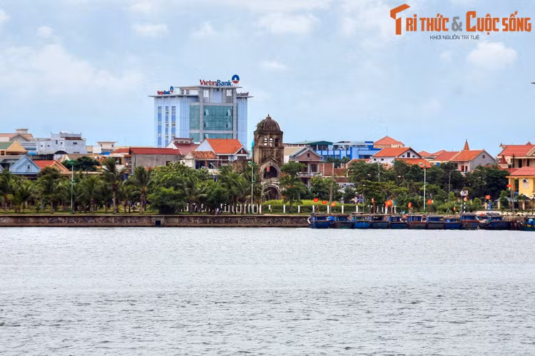 Là thủ phủ của tỉnh Quảng Bình, miền đất nổi tiếng với Di sản thiên nhiên thế giới Phong Nha – Kẻ Bàng, thành phố Đồng Hới còn được biết đến bằng một cái tên rất lãng mạn: Thành phố Hoa Hồng. Ảnh: Một góc thành phố Đồng Hới nhìn từ bờ Đông sông Nhật Lệ.