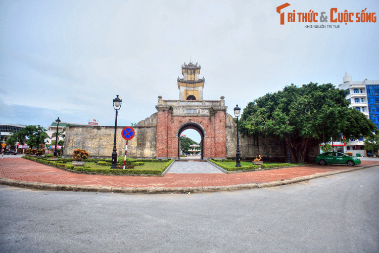 Trong bài “Vì sao Đồng Hới có tên Thị xã Hoa Hồng” đăng trên báo Quảng Bình số Xuân Canh Ngọ 1990, nhà văn Nguyễn Thế Tường đã phỏng vấn nhà thơ Xuân Hoàng (nguyên Chủ tịch Hội sáng tác Quảng Bình) để làm rõ nguồn gốc tên gọi “thành phố Hoa Hồng”. Ảnh: Quảng Bình quan, công trình biểu tượng của Đồng Hới.