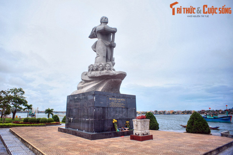 Theo đó, câu chuyện bắt đầu vào giữa năm 1964, khi nhà văn người Liên Xô Boris Polevoy (1908-1981) - tác giả của nhiều tiểu thuyết, ký sự nổi tiếng thế giới - ghé thăm tỉnh Quảng Bình. Ảnh: Tượng đài Mẹ Suốt bên bờ sông Nhật Lệ.