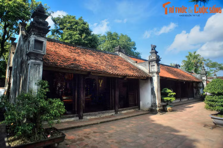 Năm 1469, vua Lê Thánh Tông chia đất nước thành 13 xứ, Nam Định thuộc xứ Sơn Nam (gồm các tỉnh phía Nam đồng bằng Sông Hồng ngày nay). Năm 1741, vua Lê Cảnh Hưng tách xứ Sơn Nam thành Sơn Nam Thượng và Sơn Nam Hạ, thì Nam Định thuộc Sơn Nam Hạ. Ảnh: Chùa Phổ Minh ở thành phố Nam Định.