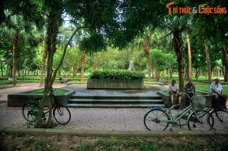 Năm 1975, Nam Hà hợp nhất với tỉnh Ninh Bình thành tỉnh Hà Nam Ninh. Năm 1991, Hà Nam Ninh tách thành hai tỉnh Nam Hà và Ninh Bình. Năm 1996, Nam Hà tách thành hai tỉnh Nam Định và Hà Nam như hiện tại. Ảnh: Mộ nhà thơ Tú Xương bên hồ Vị Xuyên, thành phố Nam Định.