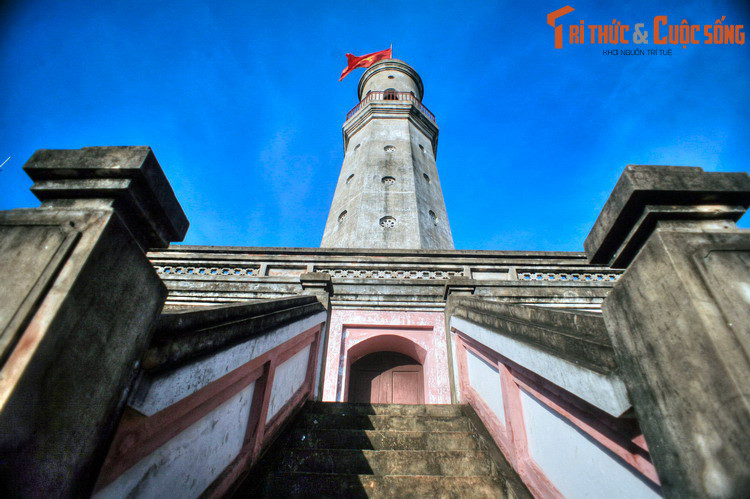 Năm 1822, dưới triều vua Minh Mạng, nhà Nguyễn đã cho đổi tên trấn Sơn Nam Hạ thành trấn Nam Định. Kể từ thời điểm này, địa danh Nam Định chính thức xuất hiện trong sử sách Việt Nam. Ảnh: Cột cờ Thành Nam, thành phố Nam Định.