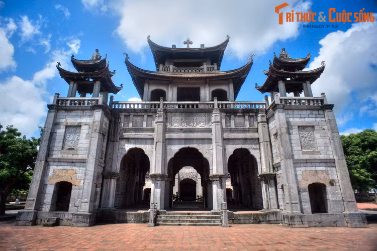 Các điểm đến nổi bật ở Ninh Bình ngày nay là nhà thờ đá Phát Diệm, VQG Cúc Phương, Cố đô Hoa Lư, khu du lịch Tràng An - Bái Đính, Tam Cốc – Bích Động, khu BTTN Vân Long... Đặc sản nổi tiếng ở địa phương này là cơm cháy và các món từ dê núi. Ảnh: Nhà thờ đá Phát Diệm, Ninh Bình.