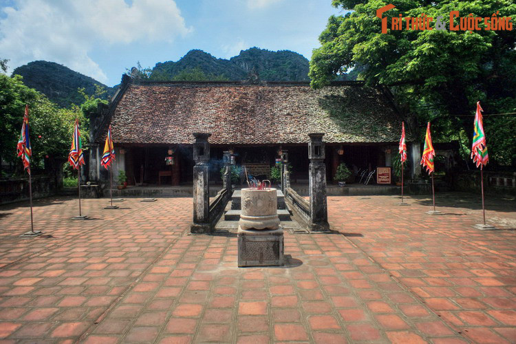 Kể từ sau khi vua Lý Thái Tổ dời kinh đô về Thăng Long (1010), châu Trường Yên được đổi qua nhiều tên gọi khác nhau như châu Đại Hoàng Giang, lộ Trường Yên, trấn Thiên Quan. trấn Thanh Hoa ngoại, đạo Thanh Bình... Ảnh: Đền thờ vua Lê Đại Hành ở Cố đô Hoa Lư.