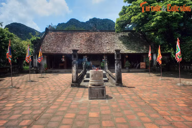 Kể từ sau khi vua Lý Thái Tổ dời kinh đô về Thăng Long (1010), châu Trường Yên được đổi qua nhiều tên gọi khác nhau như châu Đại Hoàng Giang, lộ Trường Yên, trấn Thiên Quan. trấn Thanh Hoa ngoại, đạo Thanh Bình... Ảnh: Đền thờ vua Lê Đại Hành ở Cố đô Hoa Lư.