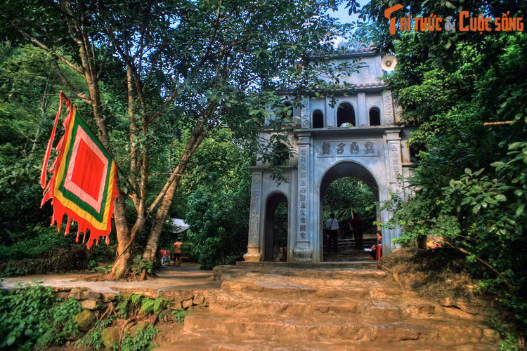 Đơn vị hành chính tỉnh Ninh Bình được duy trì đến ngày 27/12/1975 thì hợp nhất với các tỉnh Nam Định và Hà Nam thành tỉnh Hà Nam Ninh. Đến ngày 12/8/1991, tỉnh Ninh Bình được tái lập khi tỉnh Hà Nam Ninh tách thành ba tỉnh như ngày trước. Ảnh: Chùa Bái Đỉnh cổ, Ninh Bình.