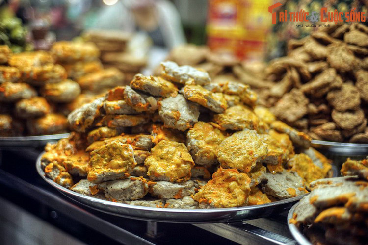 Ngày nay, thành phố Phan Thiết thu hút đông đảo du khách trong và ngoài nước nhờ những khu nghĩ dưỡng sang trọng ở Mũi Né, nhiều di tích lịch sử độc đáo cùng nền văn hóa ẩm thực miền biển hấp dẫn. Ảnh: Đặc sản chả cá Phan Thiết.