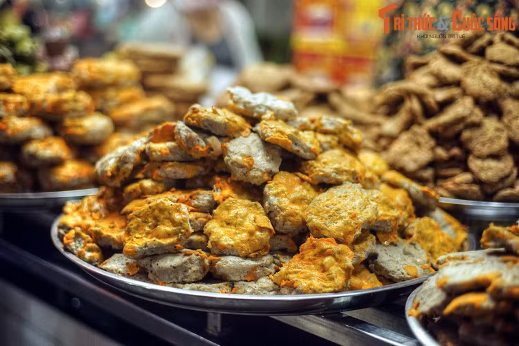 Ngày nay, thành phố Phan Thiết thu hút đông đảo du khách trong và ngoài nước nhờ những khu nghĩ dưỡng sang trọng ở Mũi Né, nhiều di tích lịch sử độc đáo cùng nền văn hóa ẩm thực miền biển hấp dẫn. Ảnh: Đặc sản chả cá Phan Thiết.