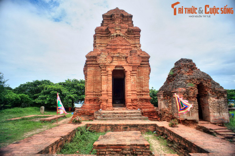 Theo cách lý giải thứ hai, cái tên Phan Thiết có nguồn gốc từ tên của Po Thit (hoàng tử em của công chúa Po Sah Inư, con của vua Chăm Par Ra Chanh, tức Trà Chanh) đóng đồn trấn ngữ vùng đất này vào thế kỷ 14, được người Việt đọc trại ra. Ảnh: Tháp Po Sah Inư ở Phan Thiết.
