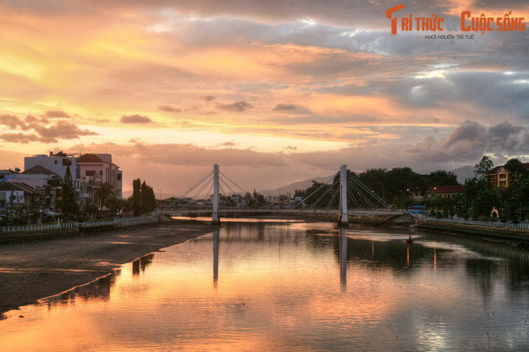 Đến năm 1898, thời vua Thành Thái, thị xã Phan Thiết được thành lập, là tỉnh lỵ của Bình Thuận. Năm 1910, chính quyền thuộc địa viên xác nhận địa giới hành chính của thị xã Phan Thiết gồm 16 làng xã. Ảnh: Hoàng hôn trên sông Cà Ty.