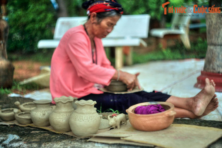 Theo một cách lý giải khác, vùng đất này xưa được người Chăm phiên âm là “Mang-thít”, được người Việt tiếp nhận và đọc thành Phan Thiết. Dù vậy “Mang-thít” có ý nghĩa gì thì không có tài liệu nào giải thích. Ảnh: Nghệ nhân gốm Chăm ở tháp Po Sah Inư.