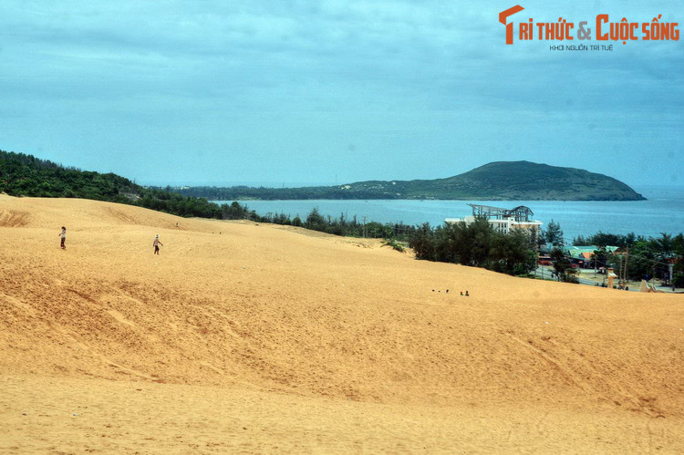 Sau này, cư dân Việt vẫn sử dụng tên gọi gốc Chăm nhưng biến đổi "Lithit" thành “Tiết”, còn “Hamu” thay bằng “Phan” – dựa theo tên hai vùng Phan Rang, Phan Rí gần đó. Theo thời gian tên “Phan Tiết” trở thành “Phan Thiết” và được chuẩn hóa. Ảnh: Đồi cát ở Mũi Né, Phan Thiết.