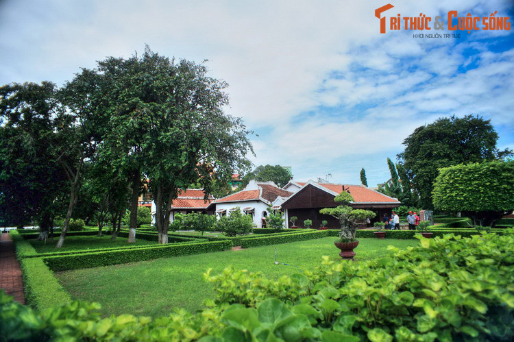 Sau khi đất nước thống nhất, thị xã Phan Thiết trở thành tỉnh lỵ của tỉnh Thuận Hải. Năm 1991, Thuận Hải tách thành hai tỉnh Bình Thuận và Ninh Thuận. Năm 1999, thị xã Phan Thiết được nâng cấp thành thành phố trực thuộc tỉnh Bình Thuận. Ảnh: Di tích trường Dục Thanh, Phan Thiết.