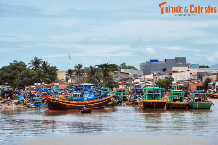 Theo cách lý giải đầu tiên, khi người Việt chưa đến định cư, người Chăm gọi vùng đất này là "Hamu Lithít", trong đó "Hamu" là xóm ruộng bằng, "Lithít" là ở gần biển. Ảnh: Thuyền đánh cá trên sông Cà Ty, Phan Thiết.