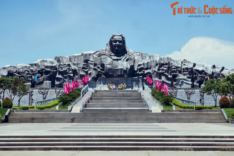 Nằm cách phố cổ Hội An 50 km về phía Nam, thành phố Tam Kỳ là thủ phủ của tỉnh Quảng Nam, miền đất Di sản nổi tiếng thế giới của Việt Nam. Xung quanh nguồn gốc tên gọi Tam Kỳ, một số giả thuyết đã được đưa ra. Ảnh: Tượng đài Mẹ Việt Nam anh hùng ở Tam Kỳ.