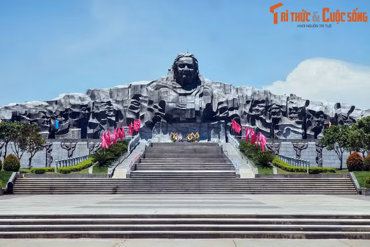 Nằm cách phố cổ Hội An 50 km về phía Nam, thành phố Tam Kỳ là thủ phủ của tỉnh Quảng Nam, miền đất Di sản nổi tiếng thế giới của Việt Nam. Xung quanh nguồn gốc tên gọi Tam Kỳ, một số giả thuyết đã được đưa ra. Ảnh: Tượng đài Mẹ Việt Nam anh hùng ở Tam Kỳ.