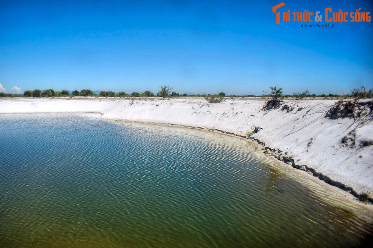 Một quan điểm khác cho rằng chữ Tam Kỳ chỉ vị trí vùng đất ở giữa ba kỳ là Bắc Kỳ, Trung Kỳ và Nam Kỳ - tên gọi của ba miền Việt Nam thời Pháp thuộc. Cách giải thích này được cho là không hợp lý vì cái tên Tam Kỳ đã xuất hiện trong sử sách từ trước đó rất lâu. Ảnh: Cồn cát trắng Tam Kỳ.