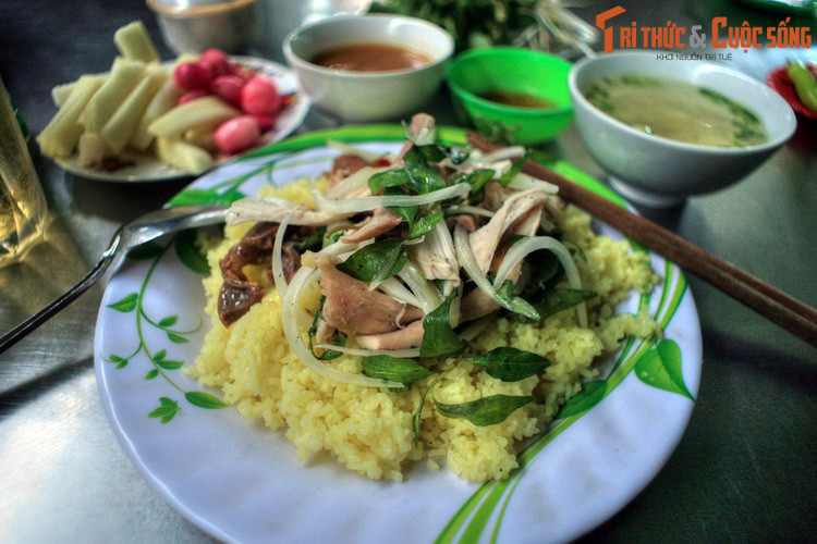 Đây cũng là một thành phố có nhiều món đặc sản hấp dẫn, mời gọi những du khách yêu thích khám phá ẩm thực đến thưởng thức, như cơm gà Tam Kỳ, mỳ Quảng, bánh chập, bánh ướt ram... Ảnh: Đặc sản cơm gà Tam Kỳ.